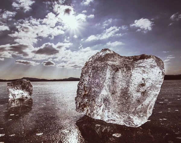 Um pedaço de gelo afiado. Um símbolo de inverno rigoroso. Os raios do sol formam sombras do arco-íris — Fotografia de Stock