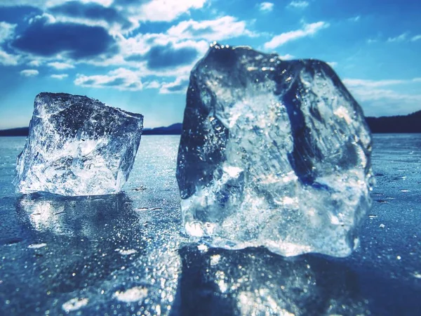 Большие осколки льда и кусочки льда на плоском льду реки или озера — стоковое фото