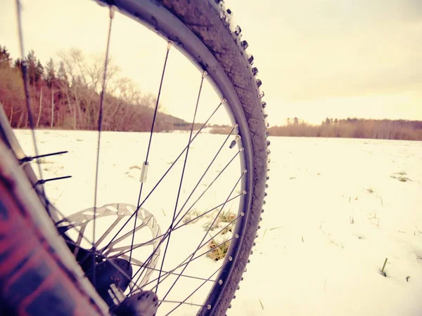 Vinter snö ridning på mountine cykel. Extremväder, slippery road i fältet Stäng vy — Stockfoto