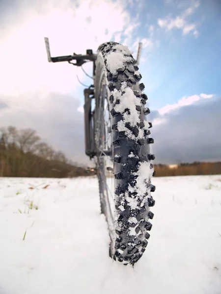 Első kerékpár részletesen a téli nyomot, elérési út, hó fedi. Sportos háttérképek — Stock Fotó