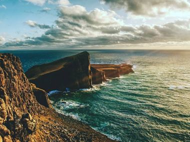 Neist noktası dünyanın sonu deniz feneri. Köpüklü deniz cliff karşı grev.