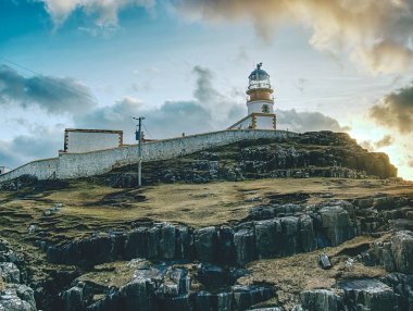 Neist noktada, terk edilmiş akşam gökyüzü karşı kuleye bina eski deniz feneri