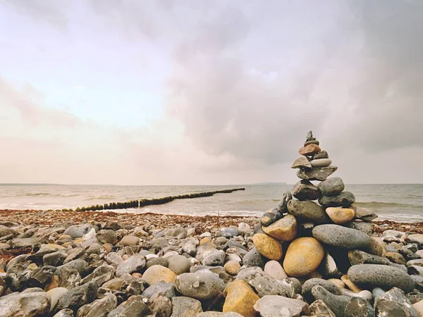 Ułożone zaokrąglone kamienie na kamienistą plażę — Zdjęcie stockowe