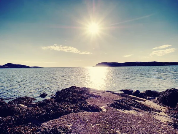 Felsigen Küsten am Meer im Sonnenuntergang. Naturpark Küstenlandschaft mit schönem Himmel — Stockfoto