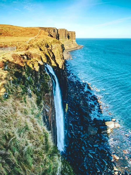 Kilt Rock vattenfallet i vintern middagstid. Kilt rock kustlinje cliff och vattenfall i skotska högländerna — Stockfoto