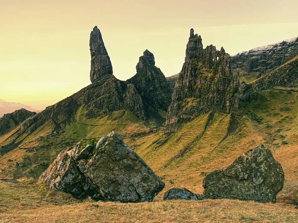 Célèbres roches exposées Vieil homme de Storr, île de Skye, Écosse . — Photo