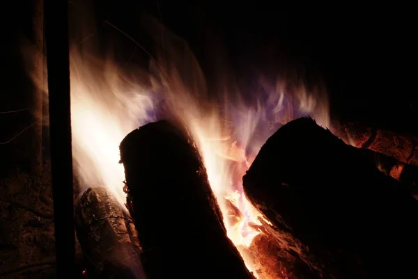 Φυσικά ξύλα στο τζάκι, προβολή λεπτομερειών σε Bbq πυρκαγιά καίγοντας σκληρού ξύλου — Φωτογραφία Αρχείου