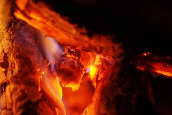 Pálení uhlí v červené oranžové barvě, detailní zobrazení a velmi horké — Stock fotografie