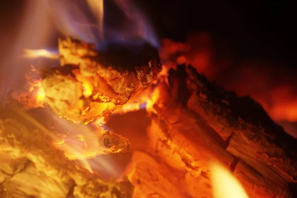 Ακραιο, εσωτερικη θέα στη φωτιά φλόγες φωτιά ξύλο κάρβουνα. — Φωτογραφία Αρχείου