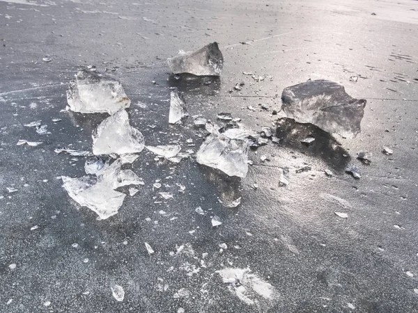 Glänzende Scherben von gebrochenem Eis. abstraktes Stillleben von Eisschollen. — Stockfoto