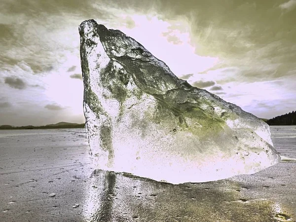 Pièce de glace cassée avec des fissures aiguës à l'intérieur. Glace floe abstraite — Photo