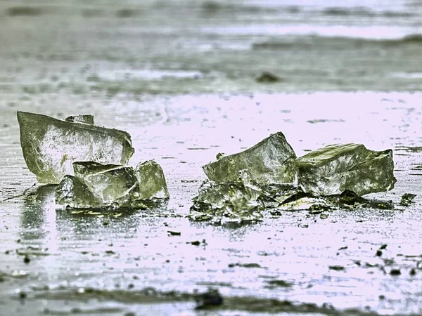 Donmuş gölün soyut buz parçası. Buz ve güneş ışınlarının köpüklü yıpranmış. — Stok fotoğraf