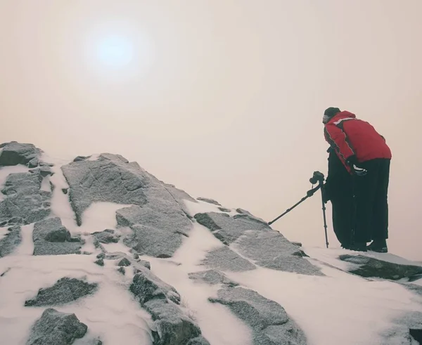 Deux hommes aiment photographier l'hiver dans les montagnes enneigées. Photographe nature — Photo