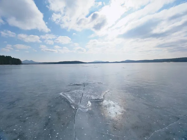 冰冻湖在湖上平坦的冰上的太阳光线反射。气泡 — 图库照片