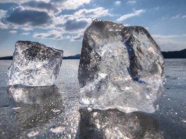 Kırık buz parlayan. Güzel güneş ışınları yeşilimsidir