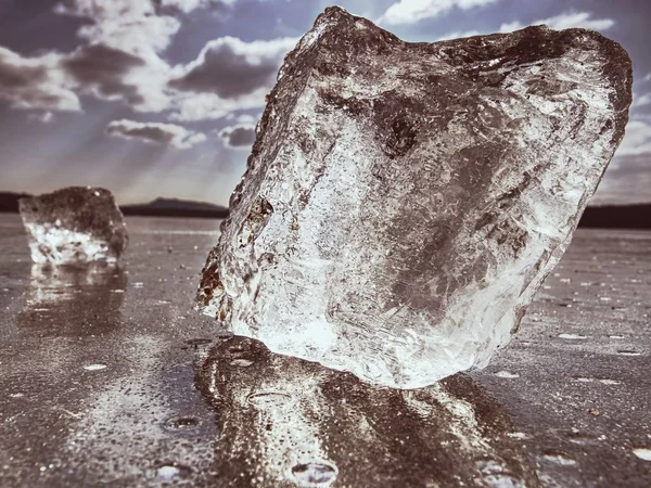 Průhledná LED kus na jezeře. Křišťálově čistý kus ledu stiskl jezero, — Stock fotografie