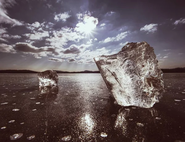 Brillante ghiaccio rotto. Splendidamente brilla i raggi del sole — Foto Stock