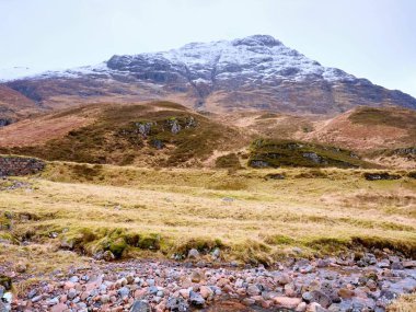 Kaba dağ dere dağlarda. Karlı bulutlar dağ konisi.