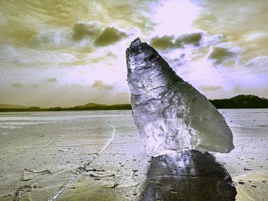 Kırık parça içinde keskin çatlaklar. Soyut buz parçası