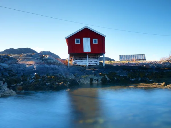 Норвезька Сільської Місцевості Традиційний Червоний Білий Дерев Яний Будинок Скелястому — стокове фото