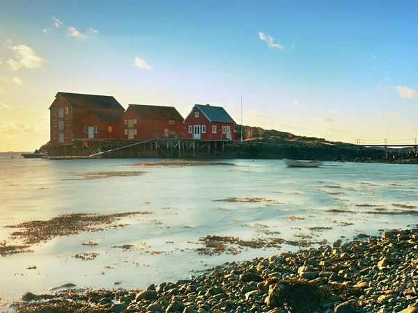 Bella vista sulla baia norvegese con case tradizionali lungo la costa rocciosa. Primavera Norvegia . — Foto Stock