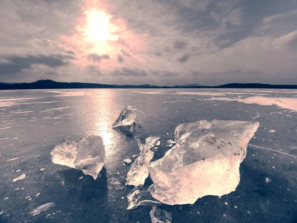 Сломанный ледник в замерзшей бухте. Красивый зимний фон. Чудесная зимняя сцена — стоковое фото