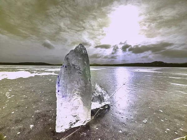 Vista invernale del mare ghiacciato sulla riva opposta. Il bagliore del sole nel ghiaccio — Foto Stock