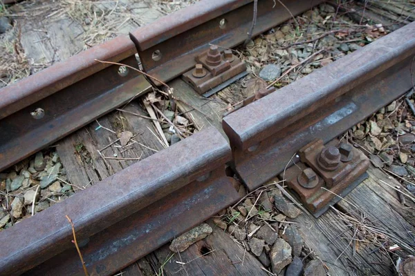 Vecchie ferrovie arrugginite. Dettagli ferroviari del giunto rotaie con viti e dadi — Foto Stock