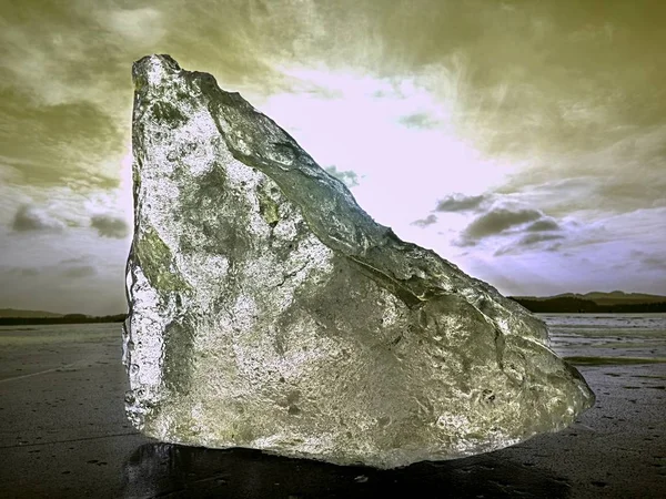 Piatto di ghiaccio astratto sul lago ghiacciato, consistenza del ghiaccio intemperie e scintillio di sole — Foto Stock