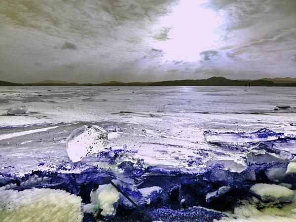 Lysande bruten is. solen i is skorpa orsakar sprickor och is ojämlikheter till fin form — Stockfoto