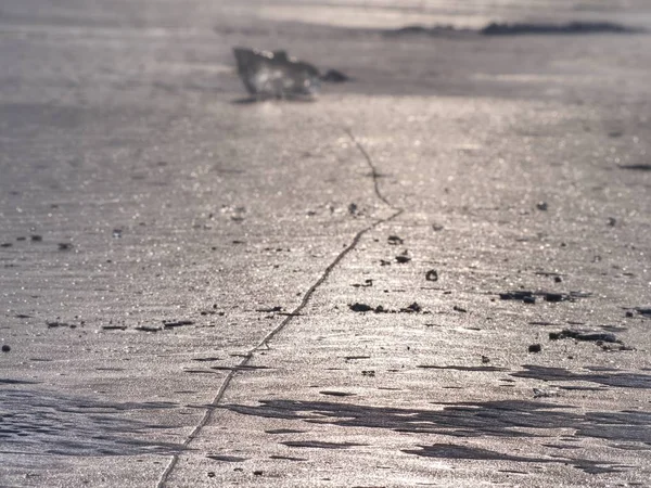 Olvadó jég kristályok és a jéghegyek. Hatálya alá tartozó vastag jég beach — Stock Fotó