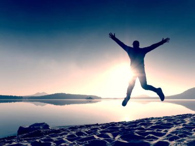 mutlu adam çalıştıran ve rahat sahilde atlama