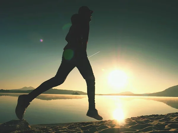 Correre uomo a bel tramonto sulla spiaggia tropicale di sabbia bianca sotto il cielo blu. Sport da spiaggia — Foto Stock