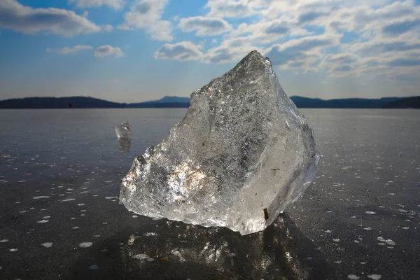 Reflet des rayons du soleil dans la glace plate sur le lac. Bulles d'air — Photo