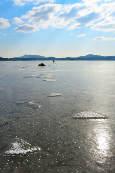 Pista de patinação no gelo natural ao ar livre pedaços quebrados de gelo brilhante. Bolhas de ar — Fotografia de Stock