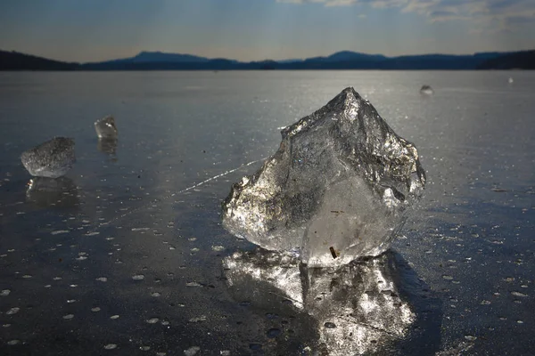 Pattinaggio su ghiaccio naturale all'aperto rotto pezzi di ghiaccio splendente. Bolle d'aria — Foto Stock