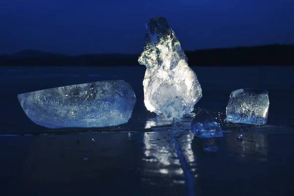 Açık havada buz parlayan adet kırık doğal buz pateni pisti. Hava kabarcıkları — Stok fotoğraf