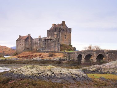 Eilean Donan Kalesi taş köprü su, İskoçya ile, 