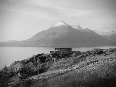 Peyzaj dağlar, mavi gökyüzü ve yeşil çimenlerin üzerinde ön ile akşam.