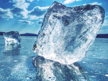 Geniş nehrin derin dondurucu nedeniyle uzun yıllar sonra dondu. İklim değişikliği.