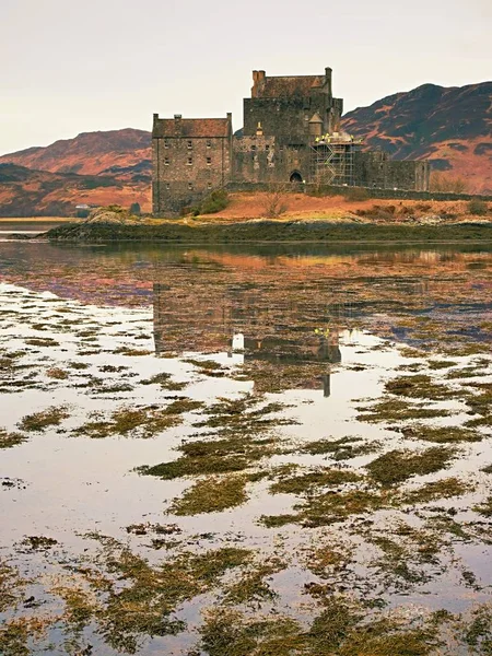 Tides in the lake at Eilean Donan Castle, Scotland. The popular stony bridge — Stock Photo, Image