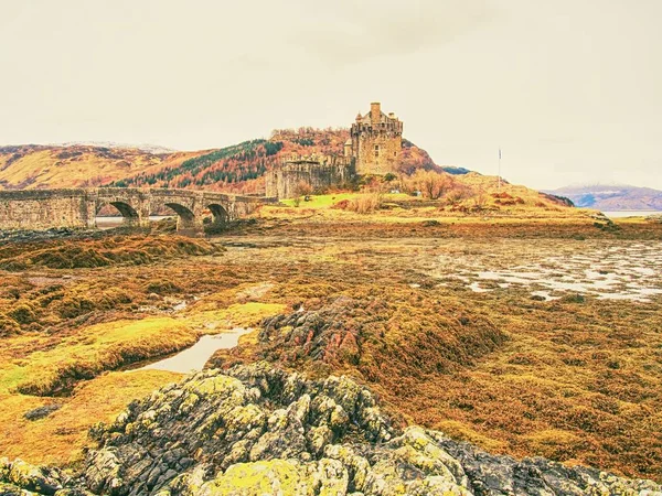 潮汐在湖在 Eilean 多南城堡, 苏格兰。干藻桥. — 图库照片