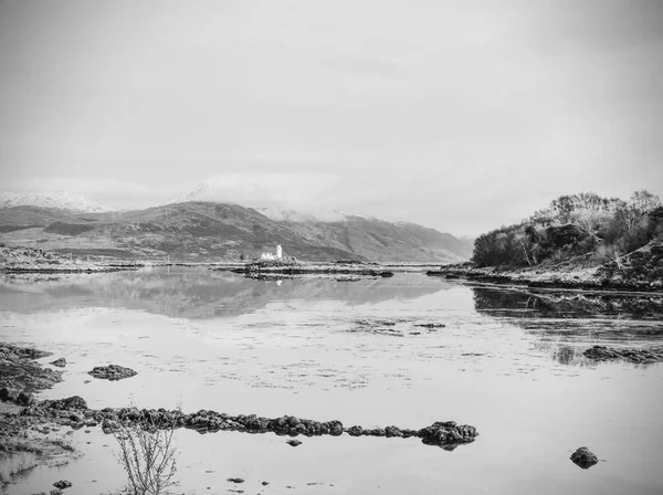 Népszerű Isle Ornsay világítótorony kilátás. Sziklás sziget dél-keleti Isle of Skye; Skócia — Stock Fotó