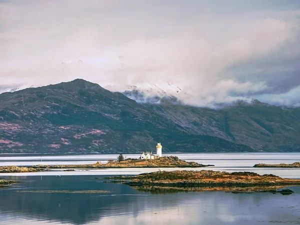 Faro en la Isla de Ornsay, el lado sur de la Isla de Skye, Escocia. Buque comercial en isla rocosa , — Foto de Stock