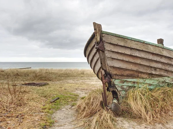 Opuštěné ztroskotané lodi uvízl v písku. Stará dřevěná loď na písčitém břehu — Stock fotografie