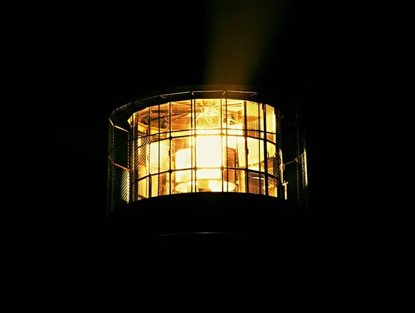 Detalle de lámpara giratoria en faro. Detalle de lente Fresnel . — Foto de Stock