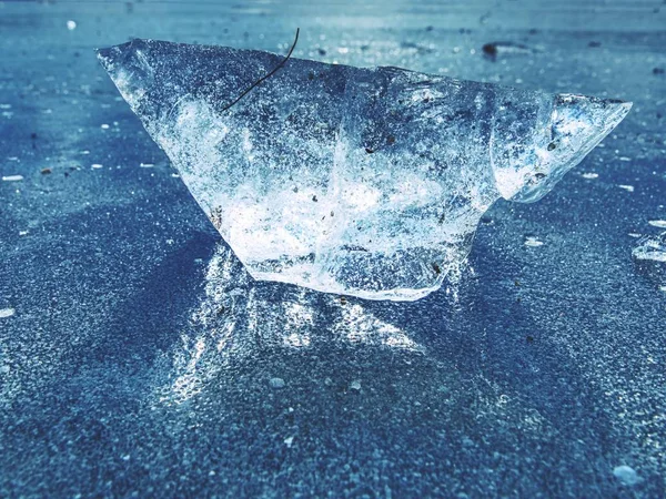 Açık buz gökyüzüne karşı gölde. Crystally temiz parça — Stok fotoğraf