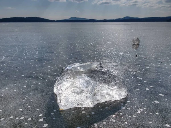 Klares Eis auf dem See gegen den Himmel. Kristallsauberes Stück Eis — Stockfoto