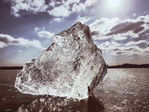 얼음의 날카로운 조각입니다. 혹독 한 겨울의 상징입니다. 태양의 광선을 무지개 그림자 형성 — 스톡 사진