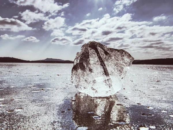 Gros éclats de glace et morceaux de glace sur la glace plate de la rivière ou du lac — Photo